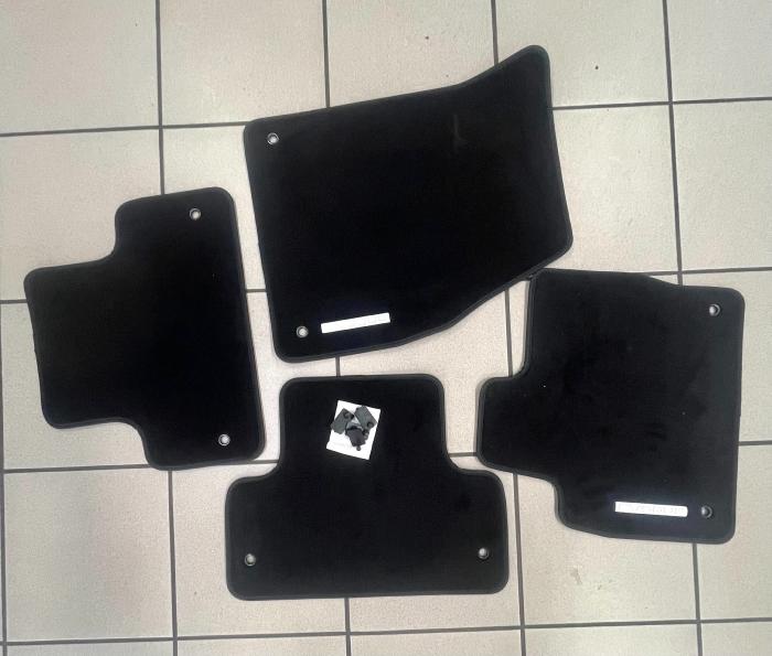 tapis moquette noire pour Range Rover Evoque - Origine LR (kit de x4 tapis)